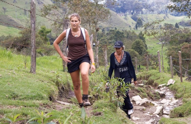dos mujeres caminando por un sendero de piedras